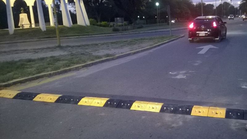 Colocan reductor de velocidad frente al monumento “Felipe Varela”