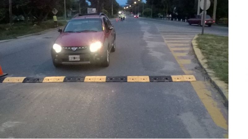 Colocan reductor de velocidad frente al monumento “Felipe Varela”