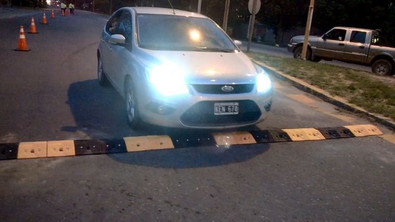 Colocan reductor de velocidad frente al monumento “Felipe Varela”