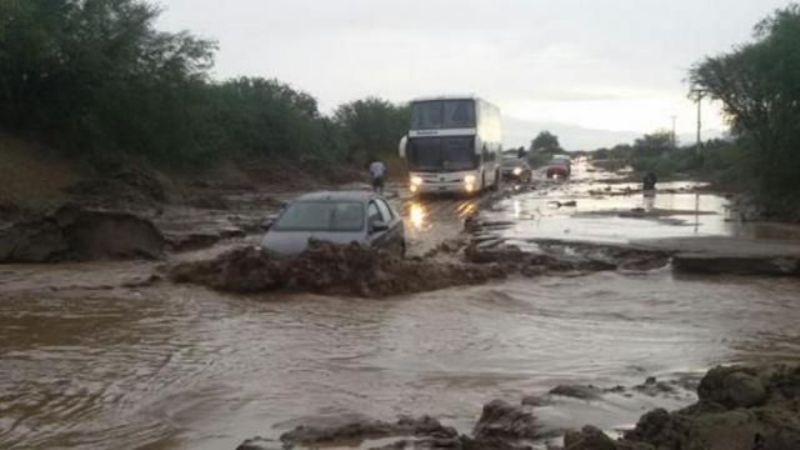 Ruta 40 intransitable por crecientes de los ríos Villa Vil y Los Nacimientos