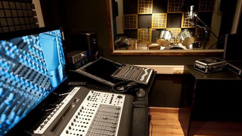 Registro de primeras canciones gratuito en la Sala de Grabación de la Vicegobernación