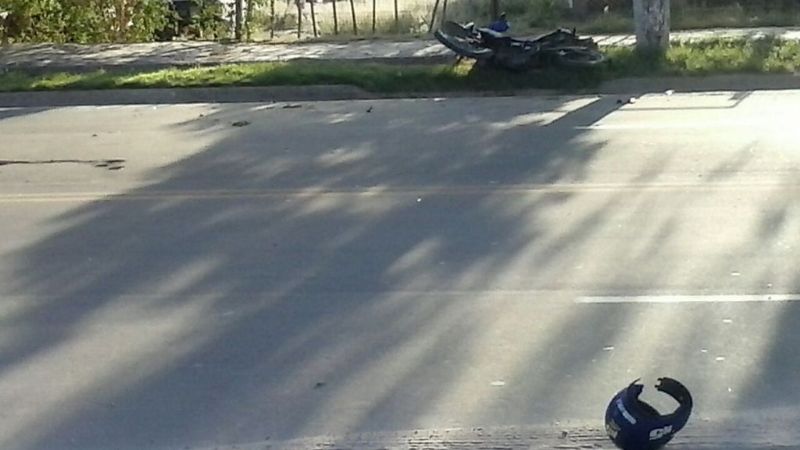 Un joven cabo de la policía se mató al chocar en su moto contra un árbol