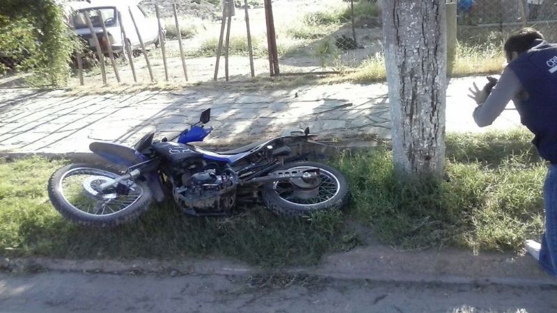 Un joven cabo de la policía se mató al chocar en su moto contra un árbol