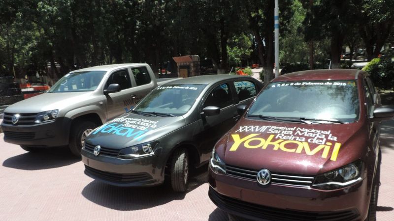 Los vehículos para el Yokavil se exponen en la plaza
