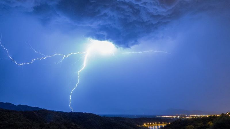 Tremendos rayos en la madrugada de tormenta eléctrica