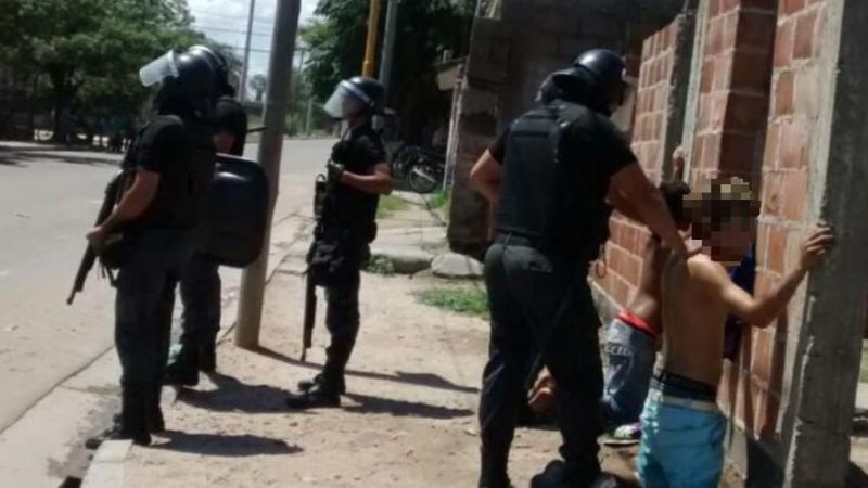 Atrapan a dos jóvenes con marihuana y cocaína en plena calle