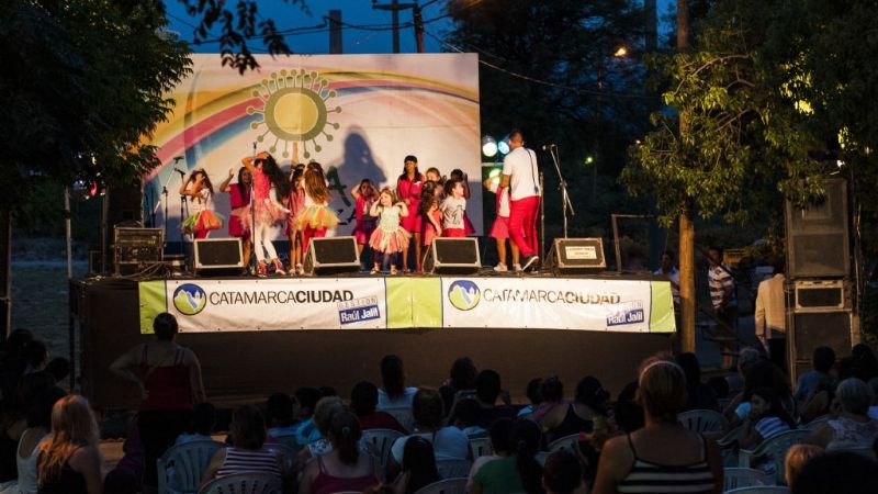 Espectacular presentación del "Viva la Plaza" en el barrio Cruz Negra