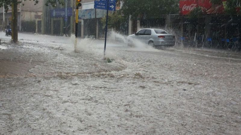 Lluvia y granizo en la Capital