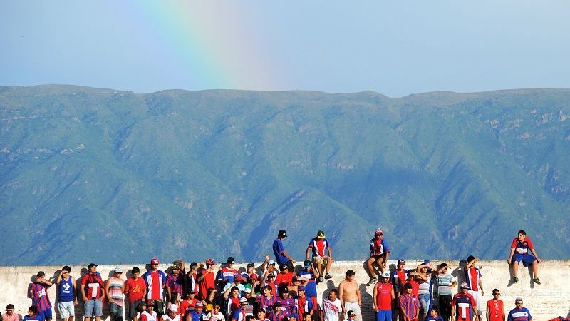 Una típica lluvia de verano, con arco iris incluido, en Las Chacras