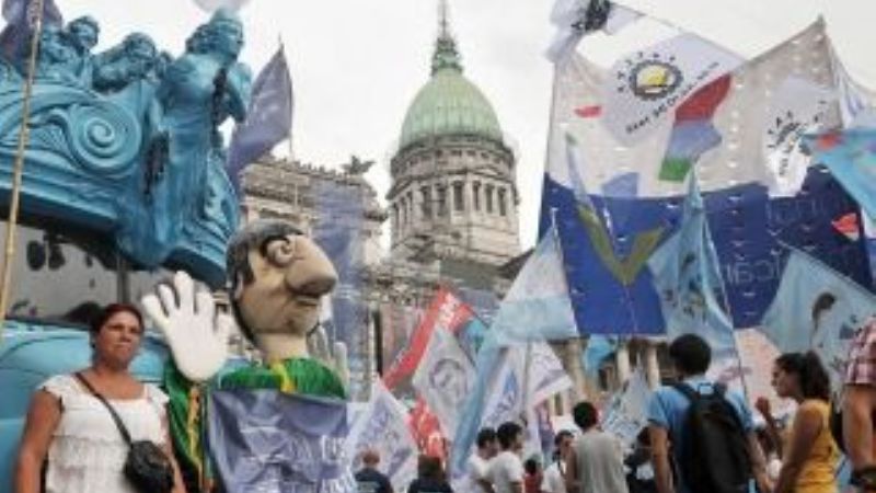 La Plaza de los Dos Congresos ya está colmada de manifestantes