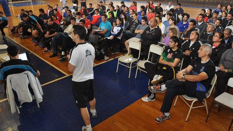 Inició la clínica de Voleibol “De la iniciación al rendimiento”