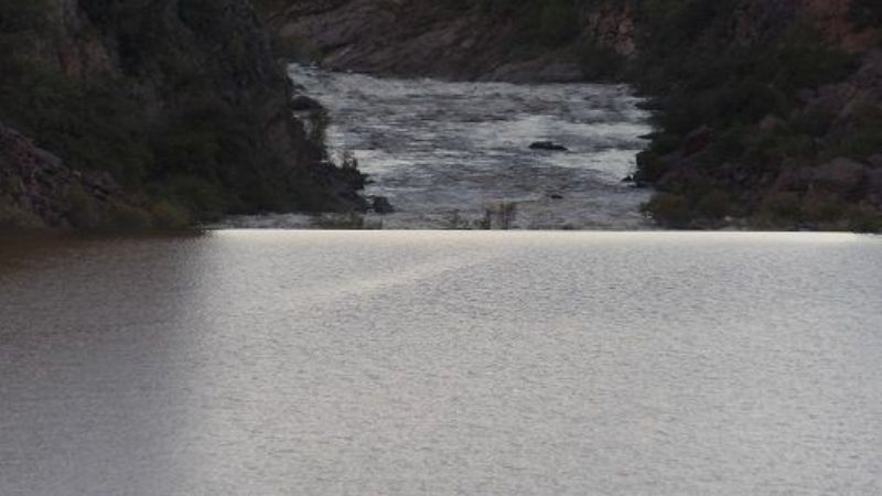 Sigue pasando agua sobre el vertedero
