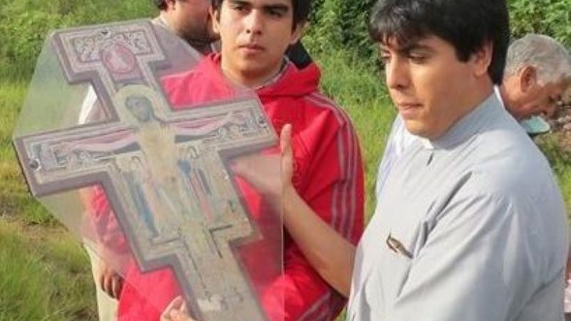 La Cruz bendecida por el Papa Francisco, en la Casa de la Juventud