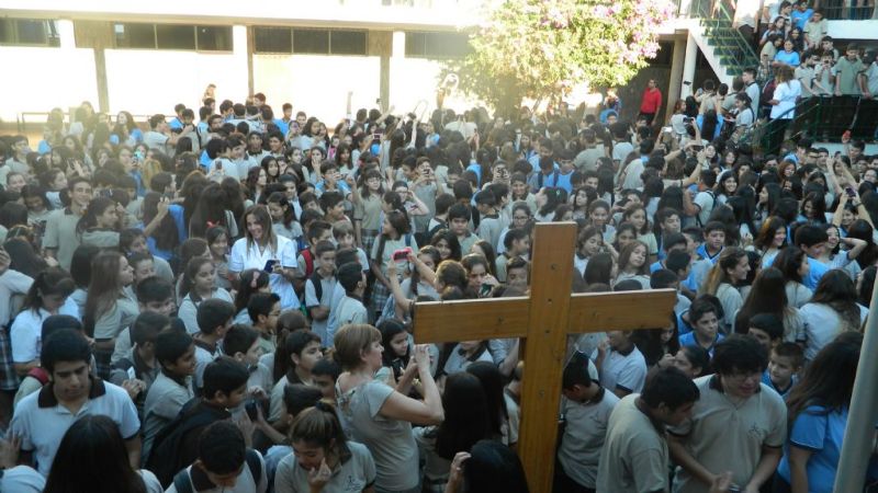 La cruz peregrina bendecida por Papa Francisco visitó el Colegio del Carmen