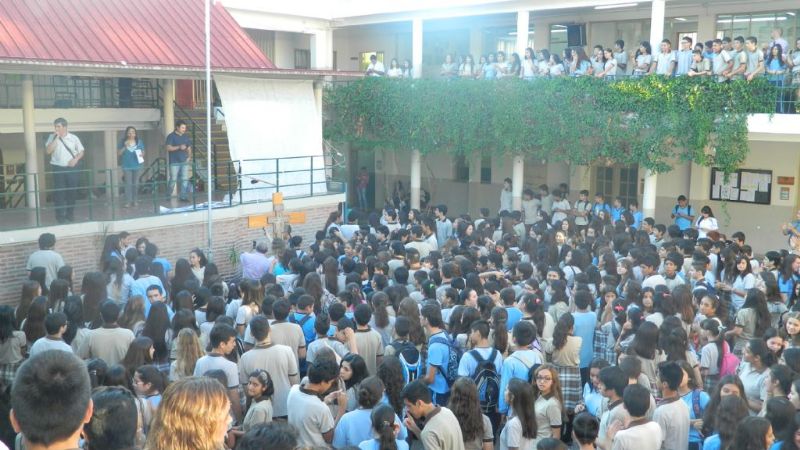 La cruz peregrina bendecida por Papa Francisco visitó el Colegio del Carmen