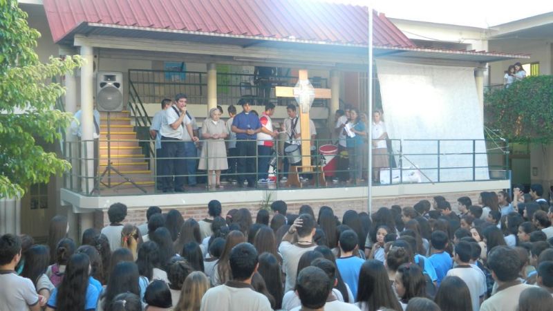 La cruz peregrina bendecida por Papa Francisco visitó el Colegio del Carmen