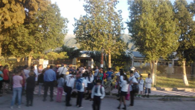 Alquilaba la escuela para fiestas y compraba cigarrillos con fondos del comedor