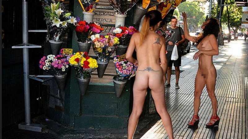 Dos modelos, como Dios las trajo al mundo, por las calles de Buenos Aires