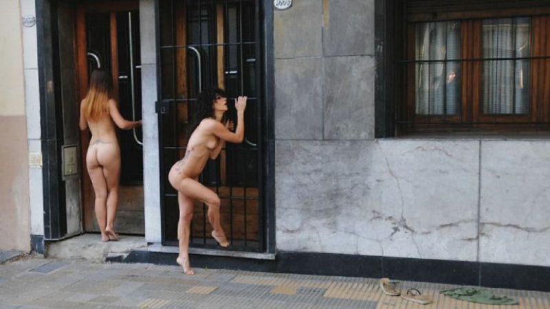 Dos modelos, como Dios las trajo al mundo, por las calles de Buenos Aires