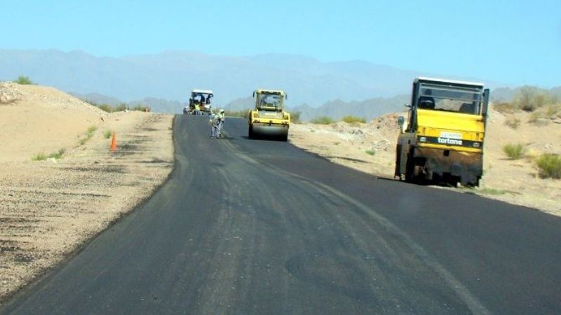 Trabajan en la reconstrucción de banquinas sobre la Ruta 60