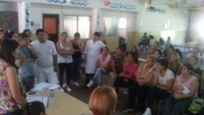 Alquilaba la escuela para fiestas y compraba cigarrillos con fondos del comedor