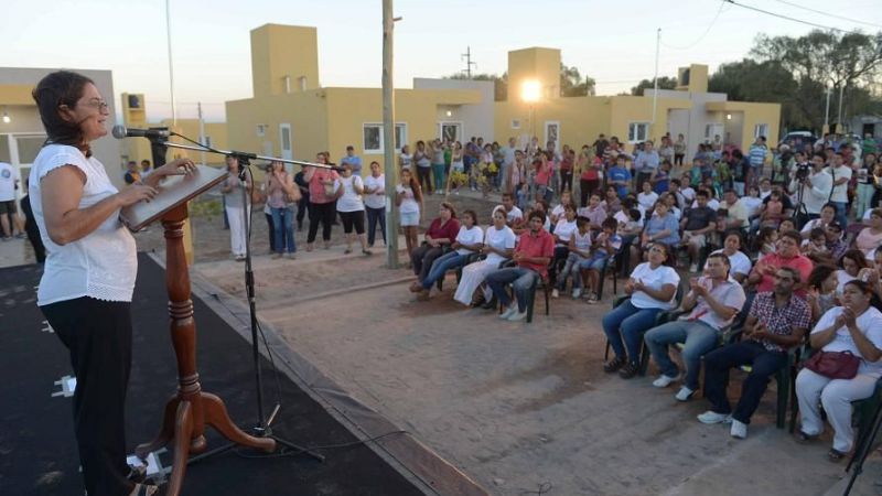 Lucía entregó viviendas a 30 familias de Huillapima