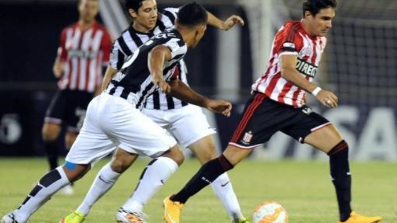 Estudiantes perdió con Libertad en Paraguay y comprometió sus chances