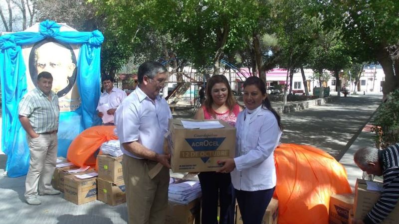 Entregaron guardapolvos en San José