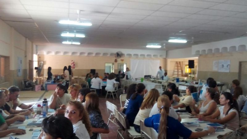 Un centenar de docentes capitalinos se capacitan sobre la Evaluación Institucional