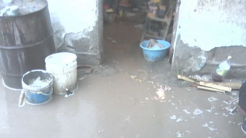 La lluvia causó serios problemas en el B° Virgen Niña