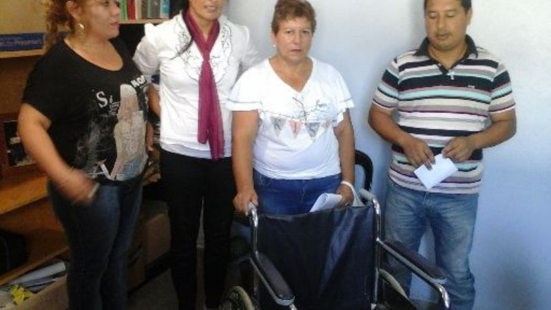 Municipio entregó silla de ruedas