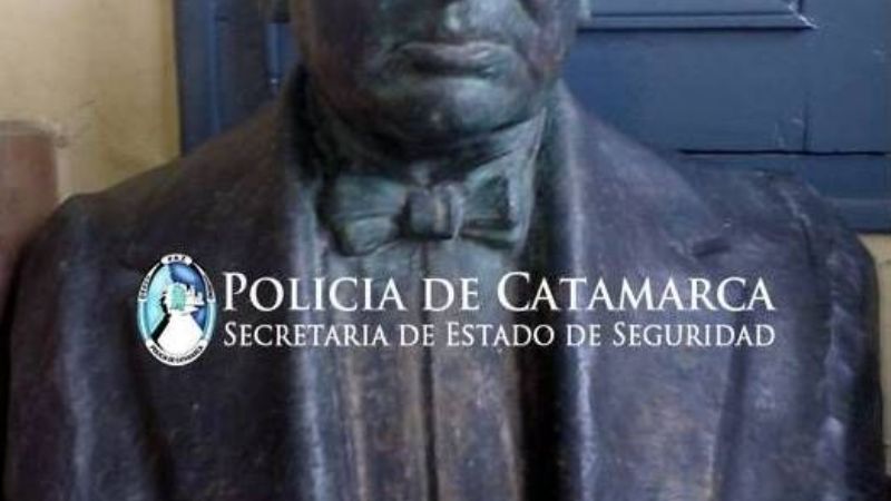 Quisieron robar una estatua de bronce de una plaza