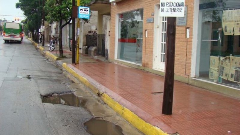 Se hunde el pavimento y vecinos piden una urgente solución