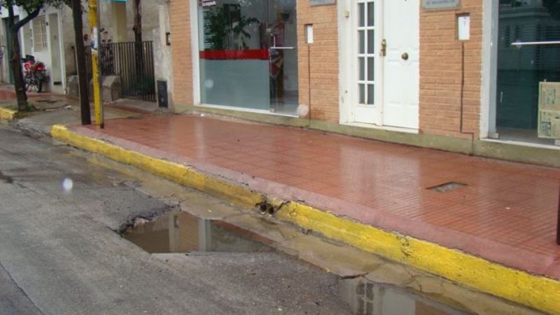 Se hunde el pavimento y vecinos piden una urgente solución