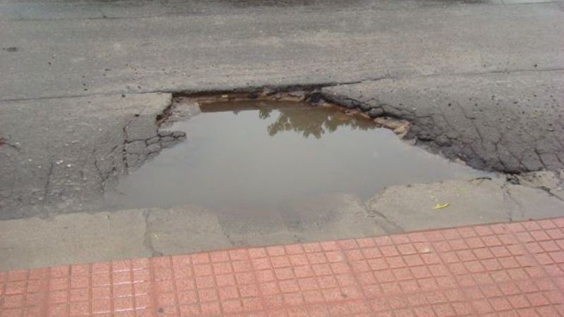 Se hunde el pavimento y vecinos piden una urgente solución
