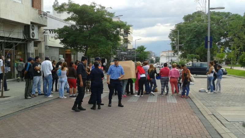 Caos vehicular en el centro por protestas de vecinos del sur