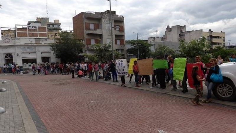 Amenazan en acampar en la Plaza 25 de Mayo