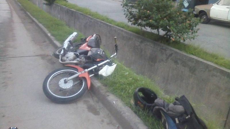 Motociclista cayó al canal de Av. Mariano Moreno