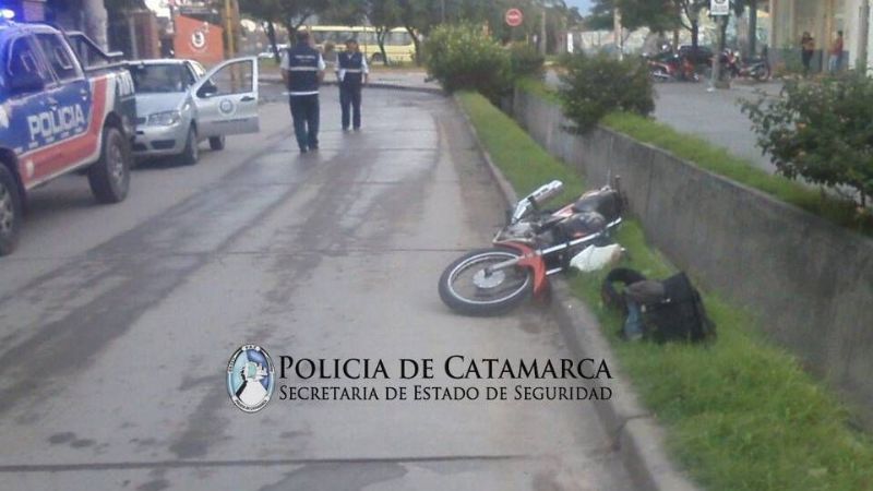 Motociclista cayó al canal de Av. Mariano Moreno