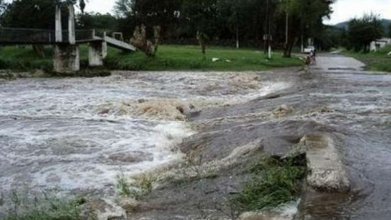 Fuerte creciente de un arroyo se llevó tres viviendas en Tinogasta