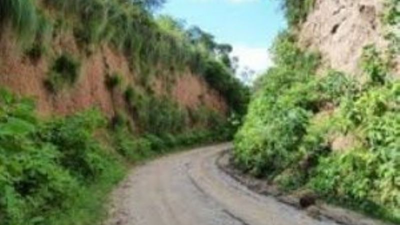 Mantienen advertencias por barro en la zona de camino