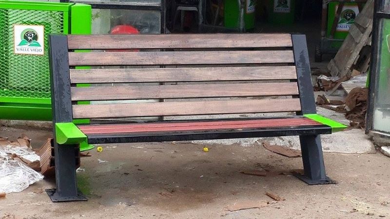 Nuevos cestos de residuos y bancos para las plazas de Valle Viejo