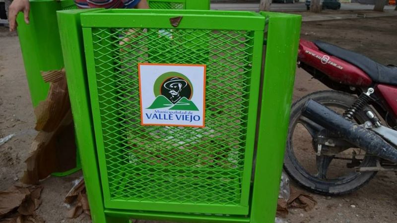 Nuevos cestos de residuos y bancos para las plazas de Valle Viejo