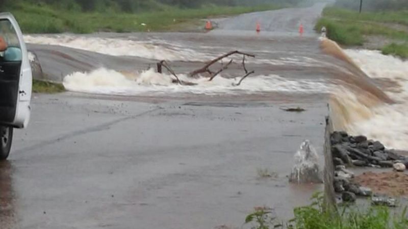 Vecinos se refugian en la plaza por posible desborde del río
