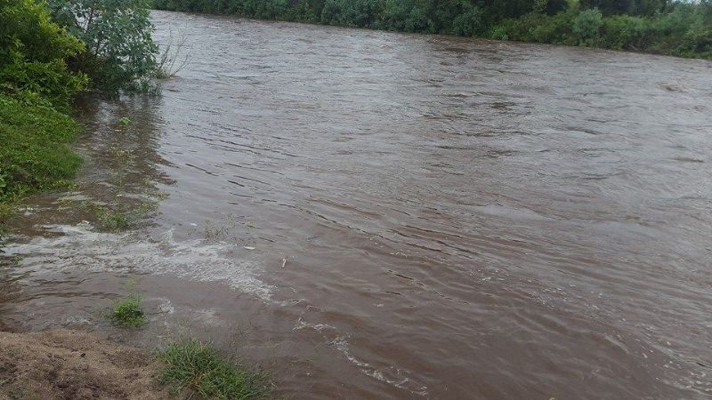 Vecinos se refugian en la plaza por posible desborde del río