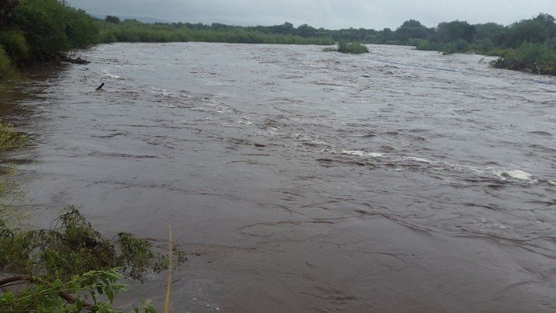 Vecinos se refugian en la plaza por posible desborde del río
