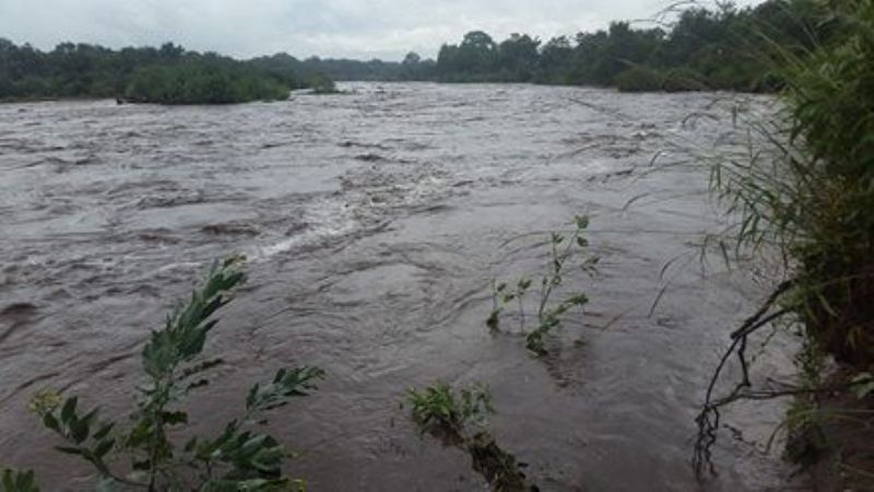 Vecinos se refugian en la plaza por posible desborde del río
