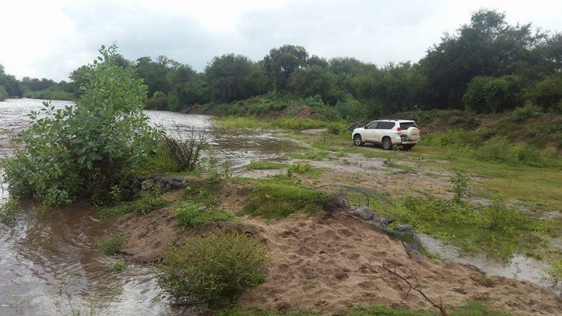 Vecinos se refugian en la plaza por posible desborde del río