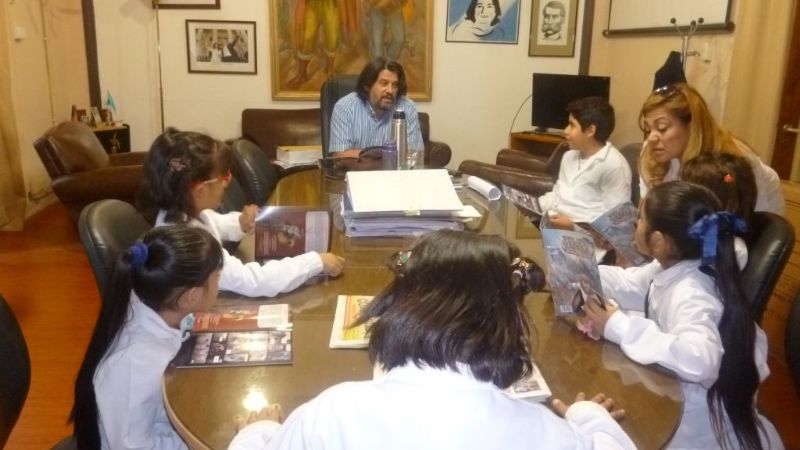 Alumnos lectores con el ministro Ariza