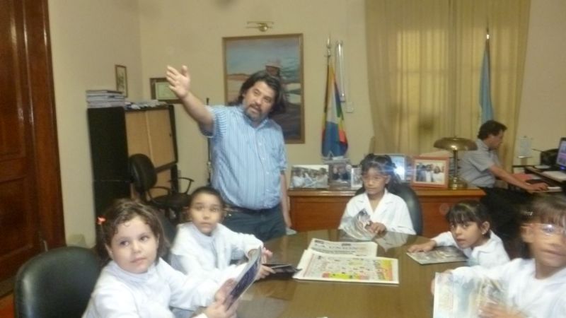 Alumnos lectores con el ministro Ariza